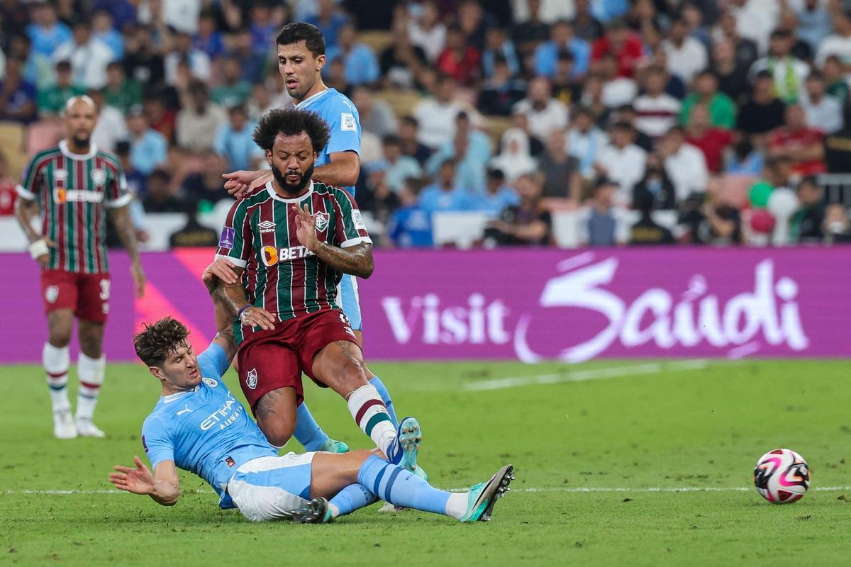 John Stones intercepta un avance de Marcelo.