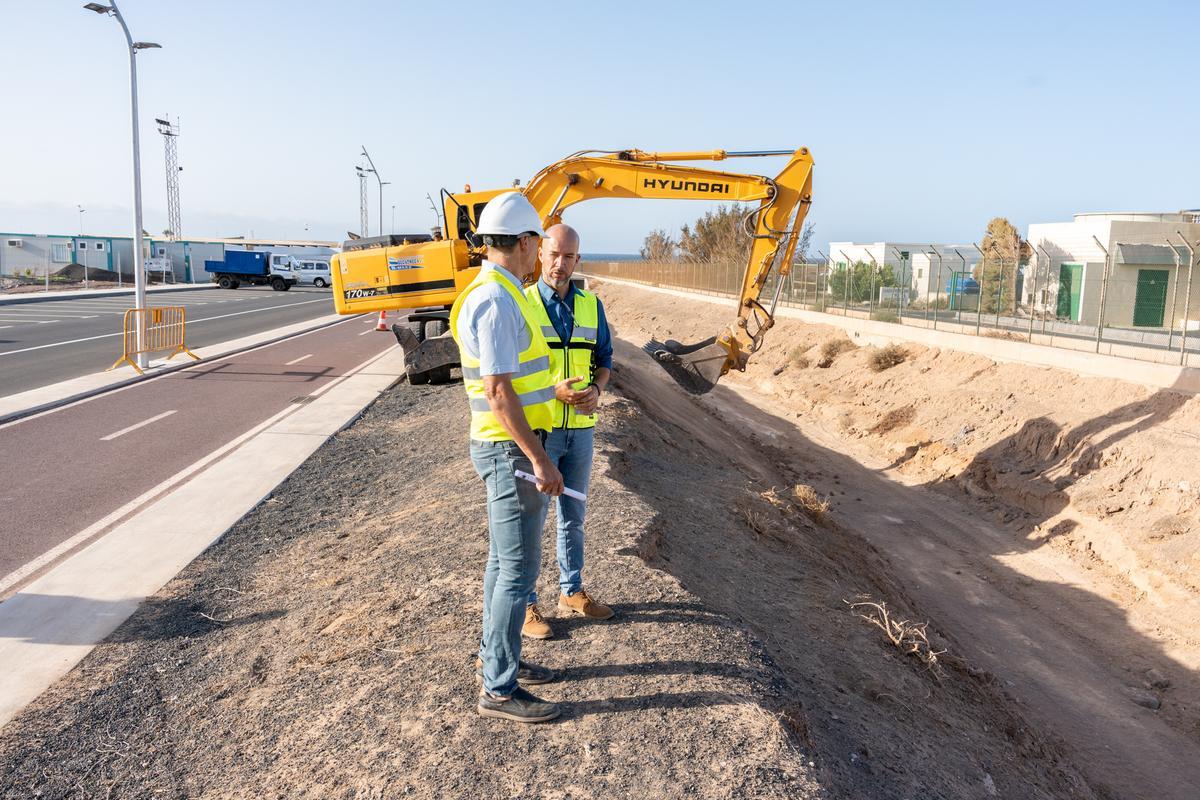 Domingo Cejas (i) y Raúl de León, junto al cauce del barranco de Guacimeta, en Playa Honda.