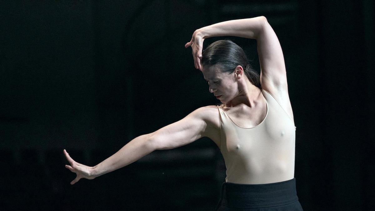 Una bailarina de ’Sasha Waltz & Guests’ en un momento de ’Beethoven 7’. Una bailarina de ’Sasha Waltz & Guests’ en un momento de ’Beethoven 7’.