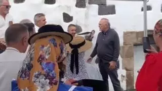 El divertido vídeo de Pedro Piqueras cantando una isa canaria tras quedarse “tirado” con el coche