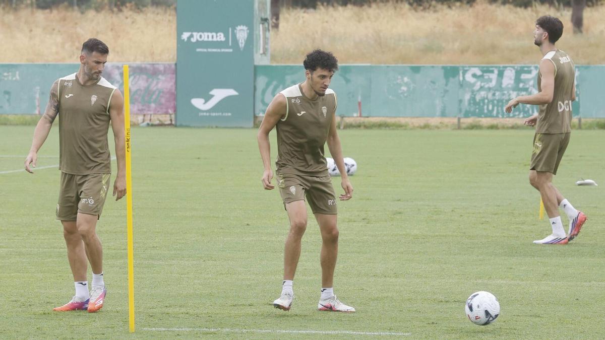 Adnane Ghailan y Carlos Albarrán, en un lance de una sesión de trabajo en la Ciudad Deportiva.