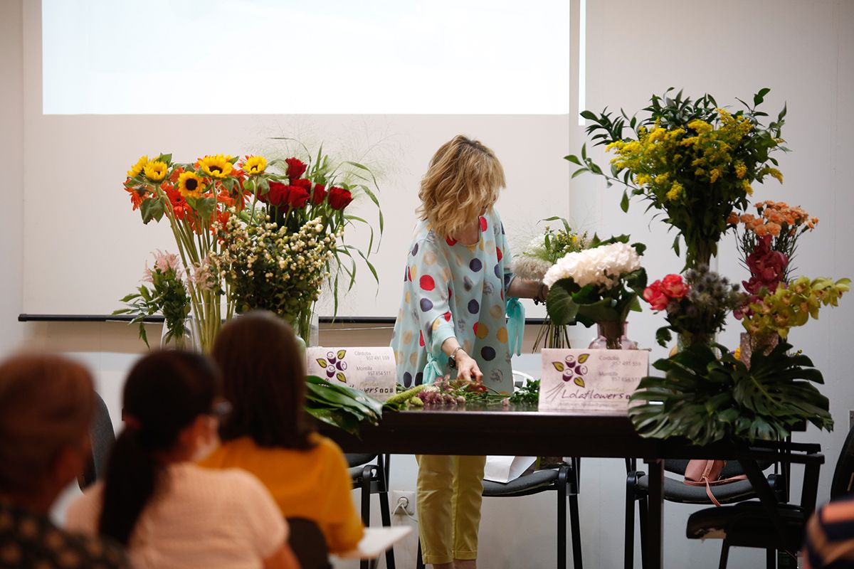 La florista Lola Rey realiza una demostración de creación de un ramo