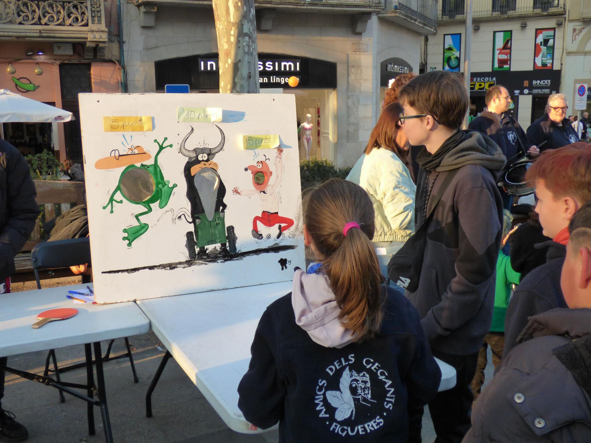 Centenars de persones celebren el carnaval a la rambla de Figueres