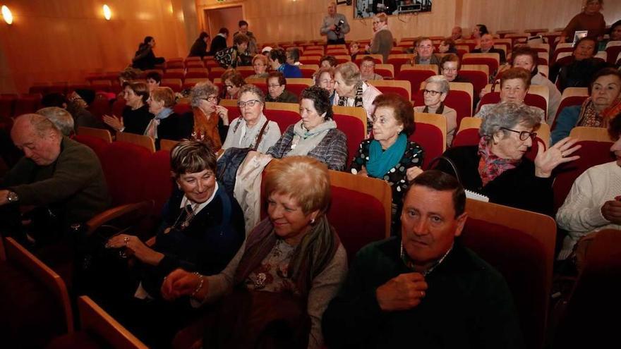 Los voluntarios dan cuenta de su trabajo en el teatro Clarín