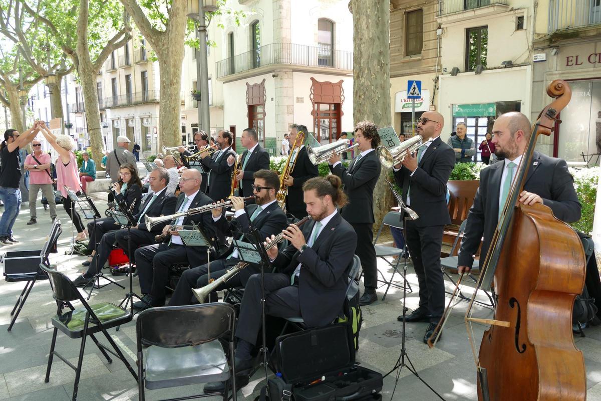 EN IMATGES | Les sardanes i les rotllanes ressonen amb força a la Rambla de Figueres