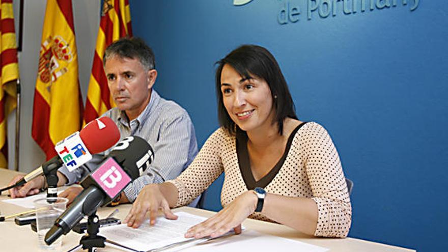 José Torres Ramón y Mabel Navarro explican la propuesta de resolución.