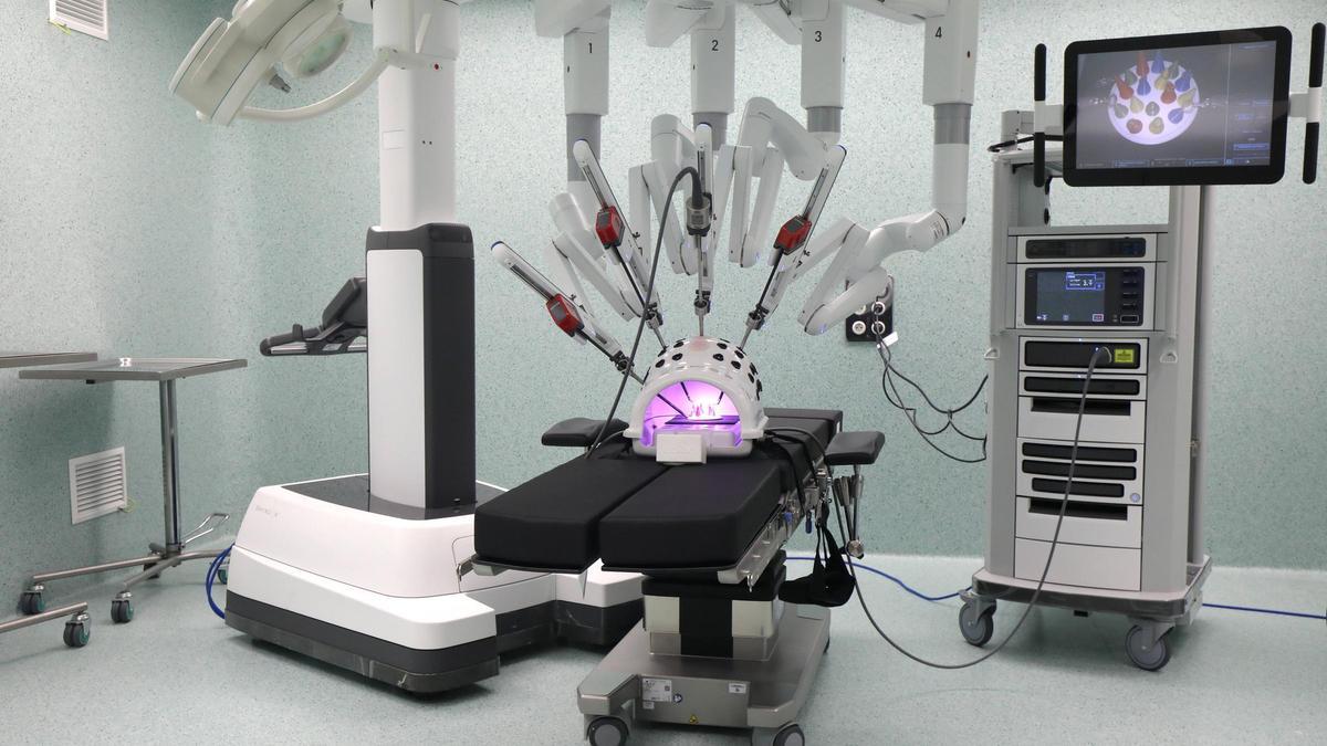 El robot Da Vinci del hospital Miguel Servet de Zaragoza, durante su puesta en marcha en 2023