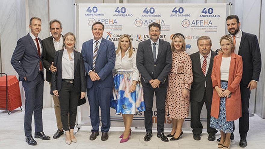 María del Mar Varela, presidenta de APEHA, junto con el alcalde de Alicante Luis Barcala, la vicealcaldesa de Alicante Mari Carmen Sánchez, el director del Patronato Provincial Costa Blanca José Mancebo, el director General de Turismo Herick Campos y concejales asistentes.