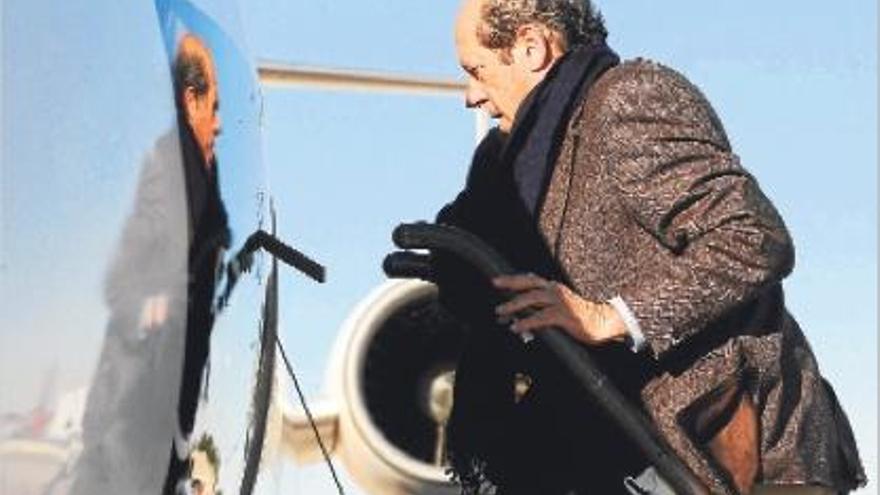 Manuel Llorente sube al avión, en el último viaje del Valencia a La Coruña.