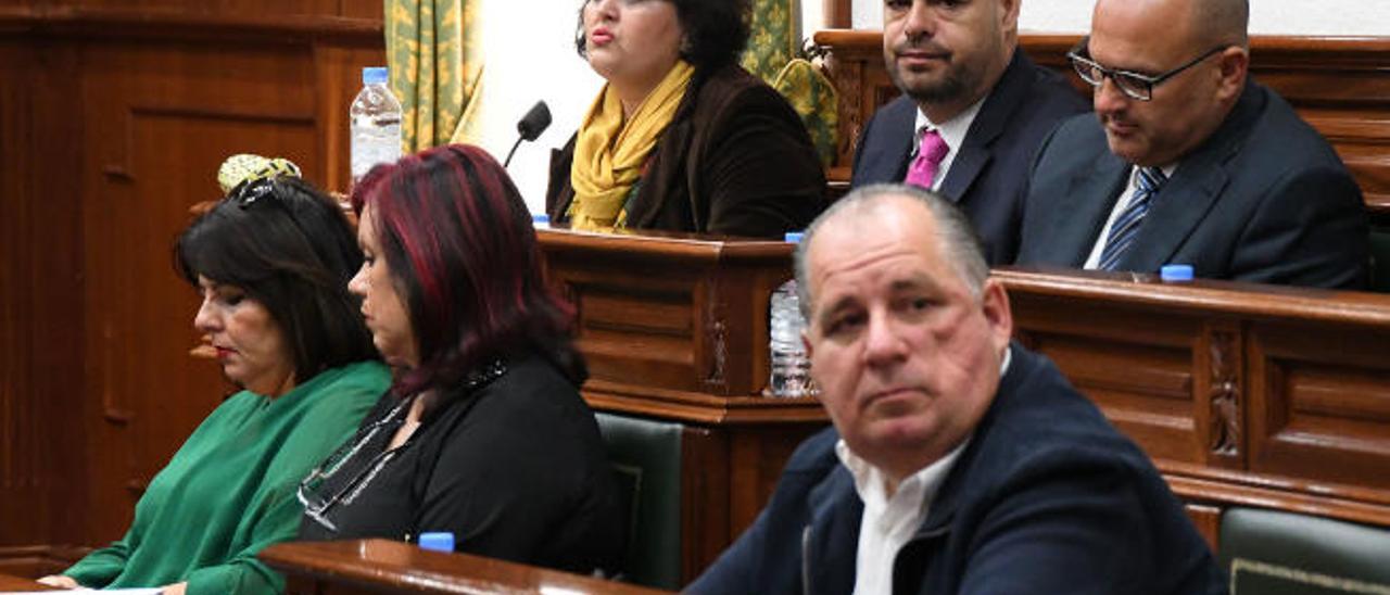 Agustín Arencibia (con gafas), arriba, a la derecha, durante el pleno extraordinario celebrado el viernes.