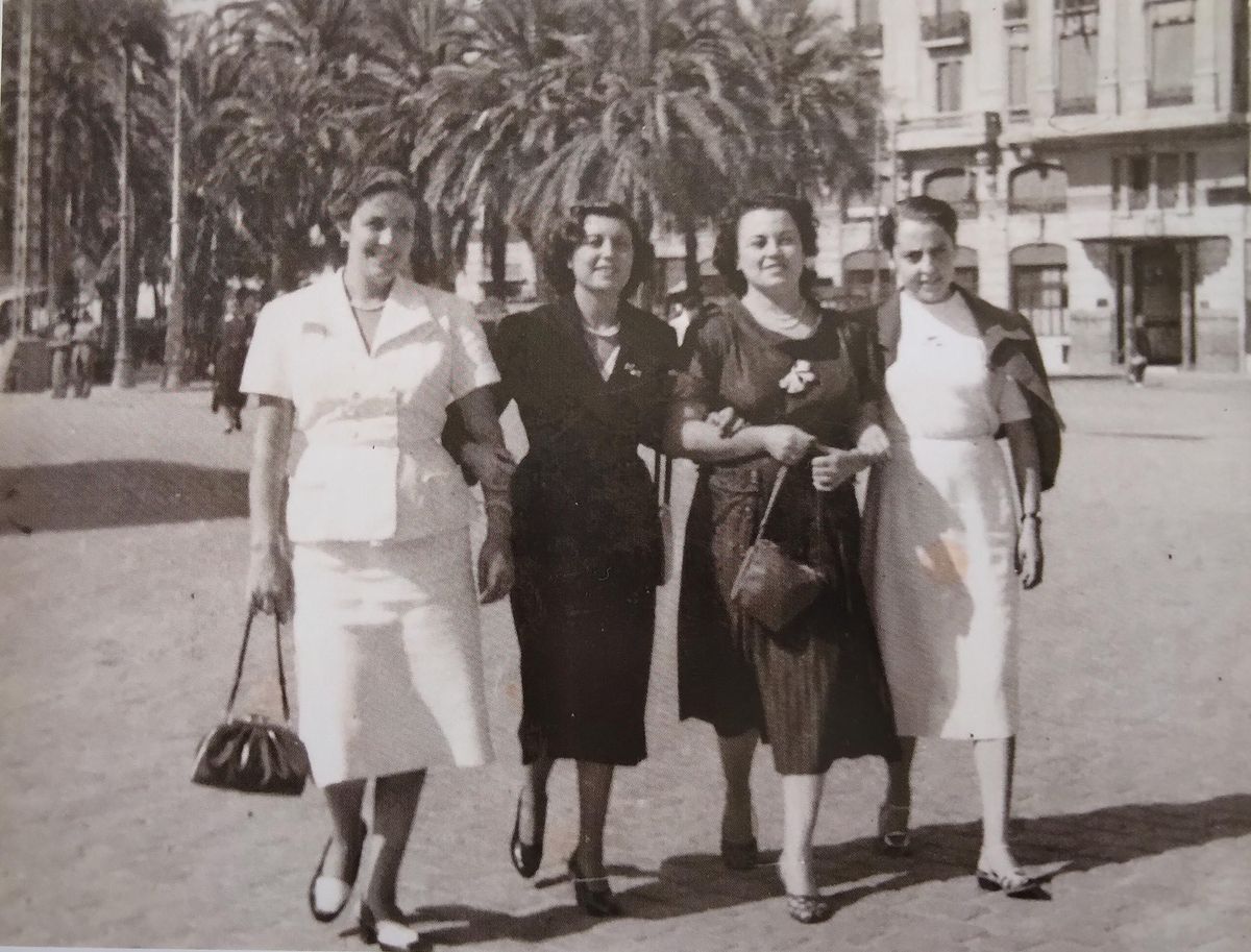 Paseando por la Puerta del Mar a finales de los años 40