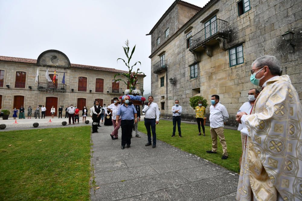 Poio celebra un San Xoán atípico pero con idéntico espíritu festivo