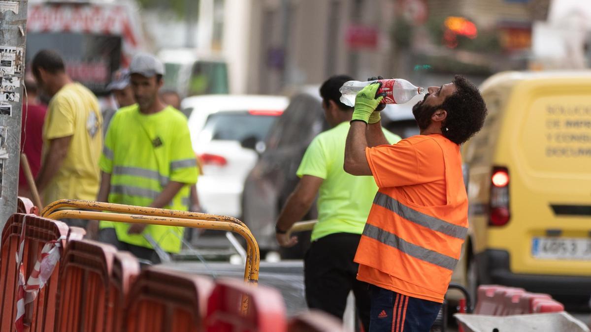 Un trabajador de una obra de Murcia bebe agua.