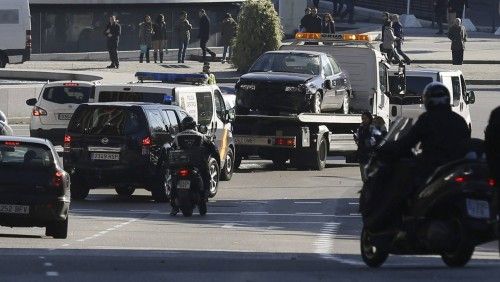 Empotra un coche con bombonas de butano en la sede del PP de Madrid