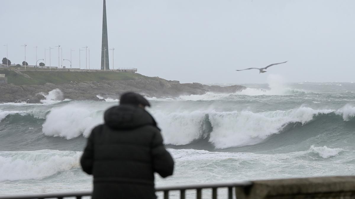 Una persona observa el oleaje, a 2 de noviembre de 2023, en A Coruña, Galicia (España).
