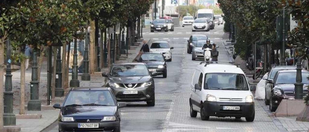 Varios parches sobre el empedrado de Plaza de Compostela. // J.Lores