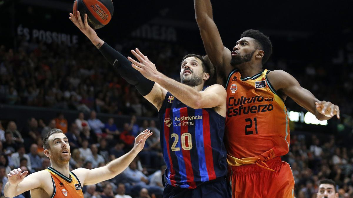 Un momento del partido entre el Barça y el Valencia.