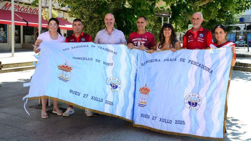 Políticos y representantes del Club do Mar con las banderas.
