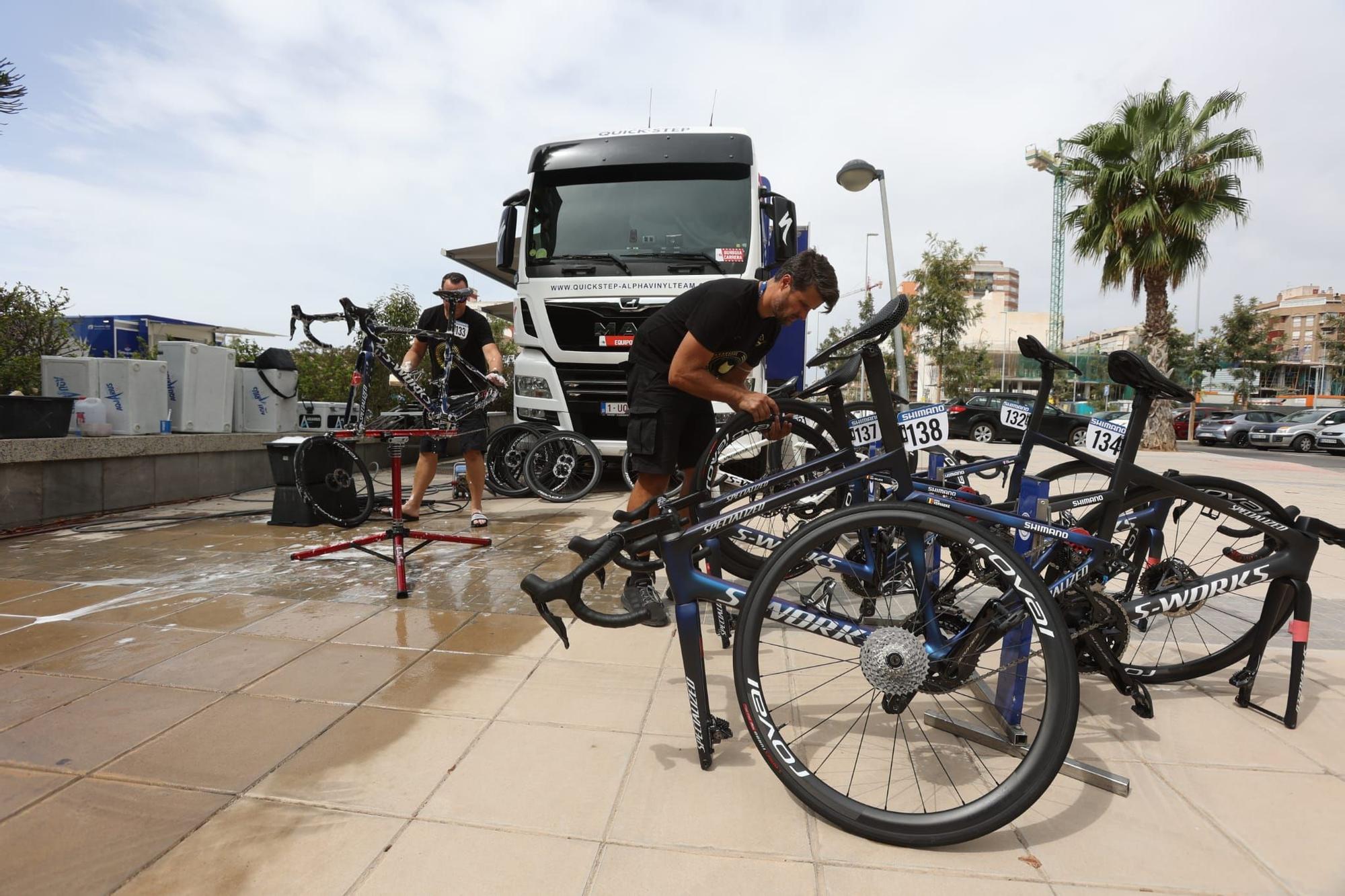 Los corredores y equipos de la Vuelta ya se dejan ver por las calles de Alicante