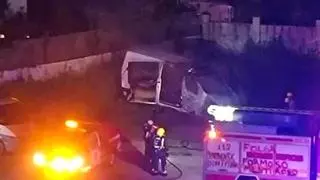 Arde unha furgoneta isoterma estacionada nun aparcadoiro público de Ribeira