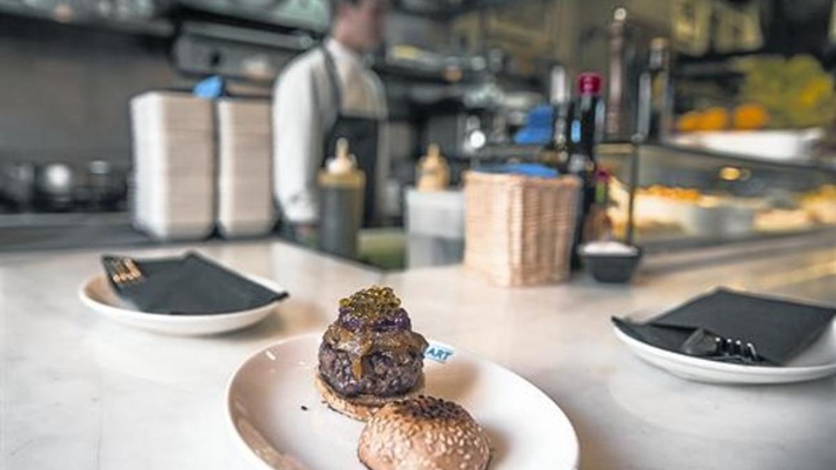 Una minihamburguesa en un restaurante de Barcelona.