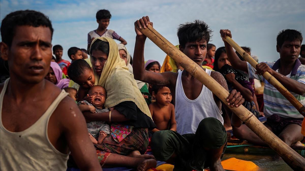 zentauroepp42964671 rohingya refugees cross the naf river with an improvised raf180422192245