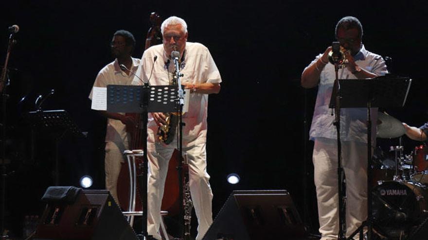 El músico cubano Paquito D&#039;Rivera durante su concierto en el Festival Internacional de Música y Danza de la Cueva de Nerja.