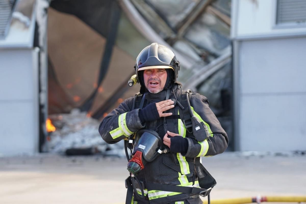 Un incendio arrasa una fábrica de muebles de baño en Villa del Río