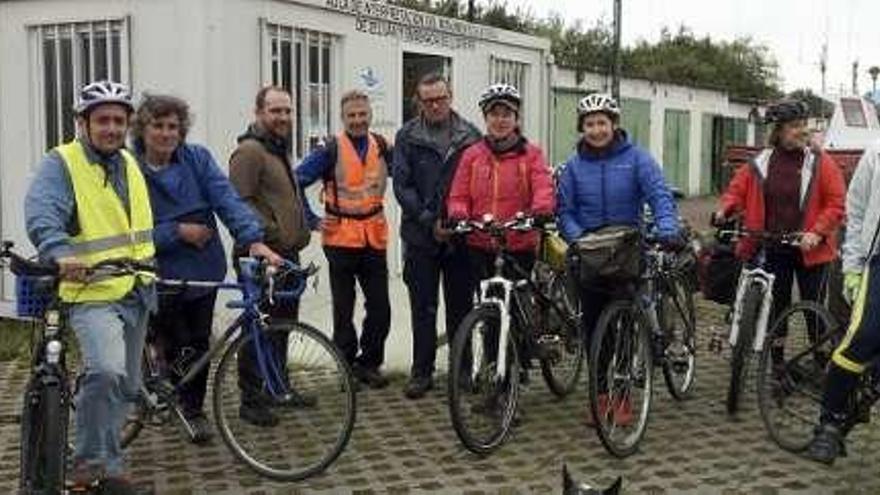 Participantes en la salida en bicicleta, en Zeluán.