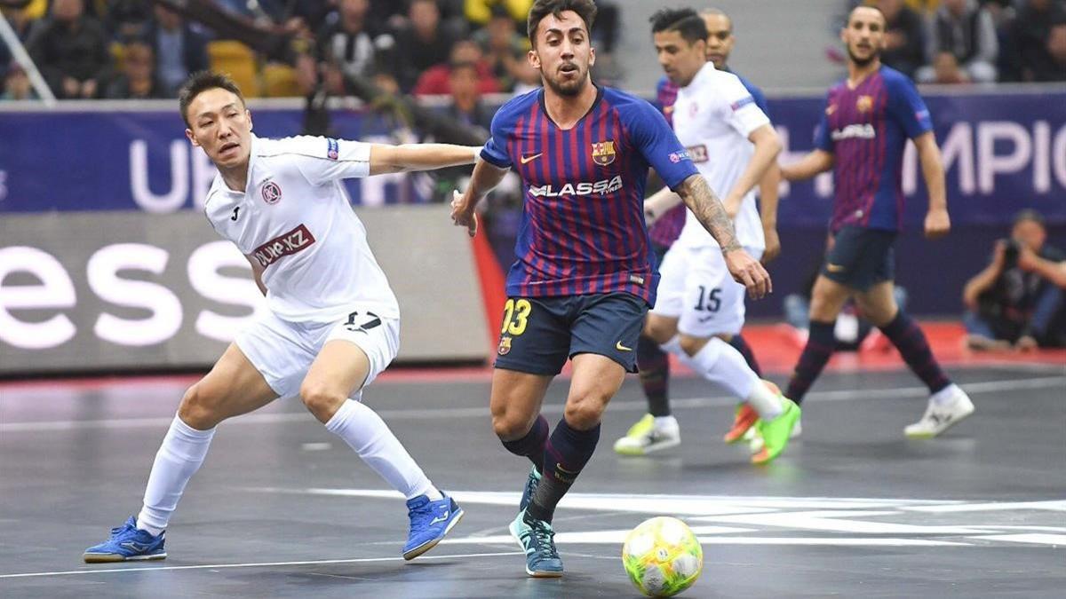 Joselito en una jugada ante Orazov en la semifinal de la Champions de fútbol sala.