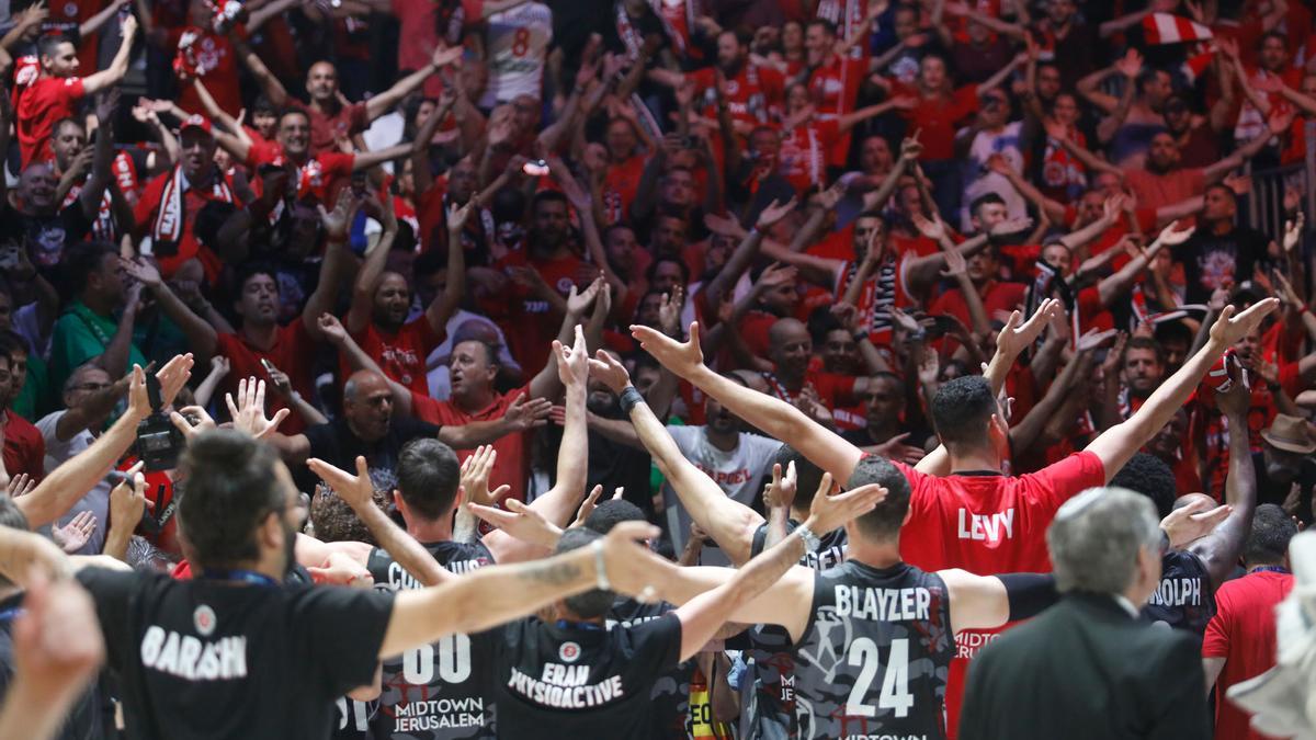 El Hapoel celebra el triunfo con su afición.