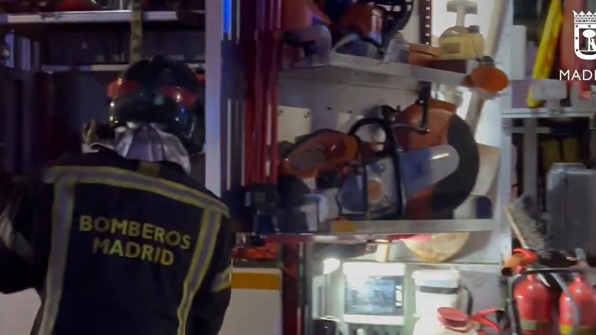 Bomberos de Madrid extinguen el incendio en una vivienda del distrito de Villaverde.