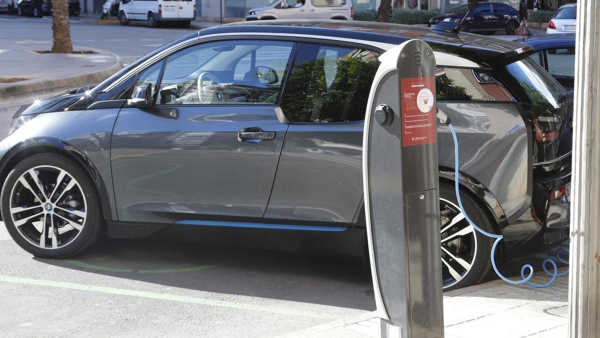 Recarga de un coche eléctrico.