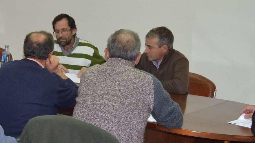 Desarrollo de una sesión plenaria en el Ayuntamiento de Manzana de Arriba.