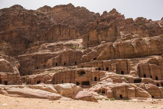 Grandes salas de piedra excavadas en la roca, Petra.