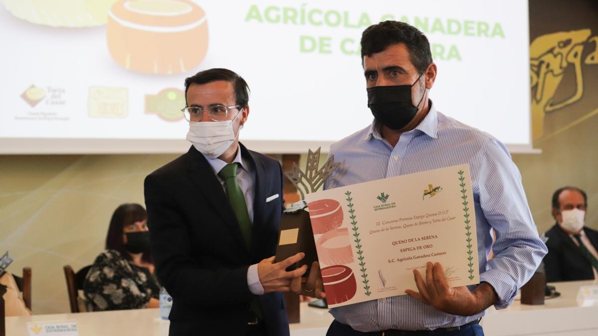 El presidente de la Diputación de Badajoz entrega la Espiga de Oro a S.C. Agrícola Ganadera de Castuera.