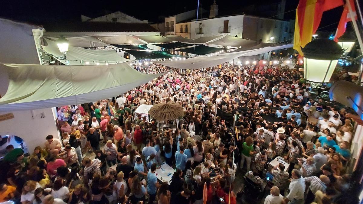Las peas se concentran en la plaza del Ayuntamiento de Casar de Cceres