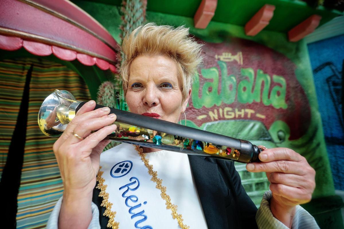 Dominga Jiménez con su cetro de reina.