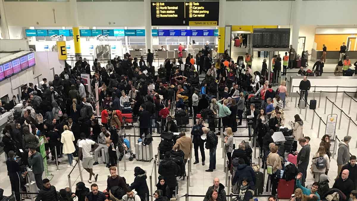 Reabierto el aeropuerto de Gatwick tras un ataque con drones.