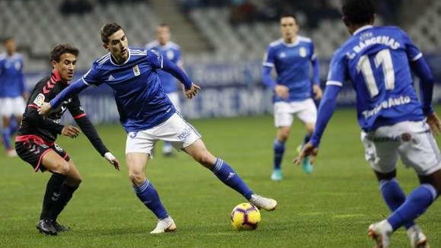 Javi Hernández controla ante Milla en el choque de la primera vuelta.