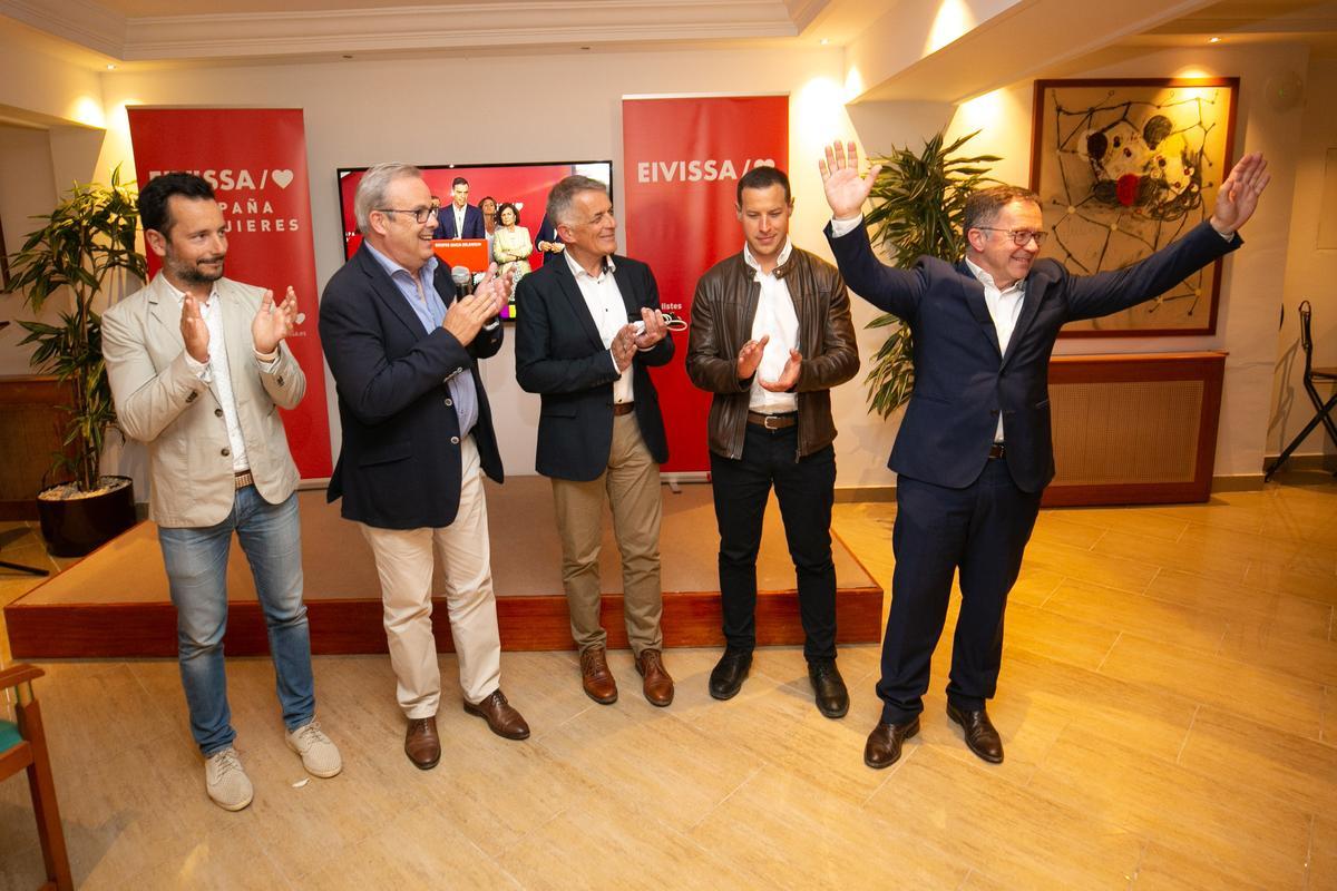 Josep Marí Ribas celebra su triunfo electoral hace cuatro años cuando optaba a la alcaldía de Sant Josep.
