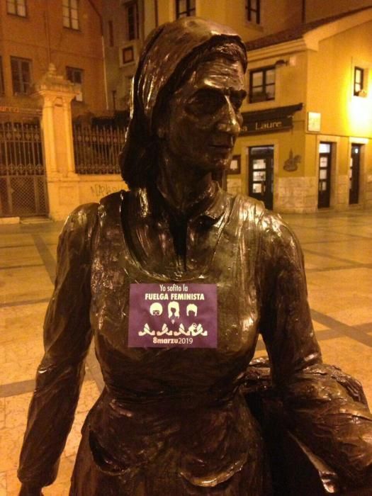 Mandiles feministas en las estatuas de Oviedo