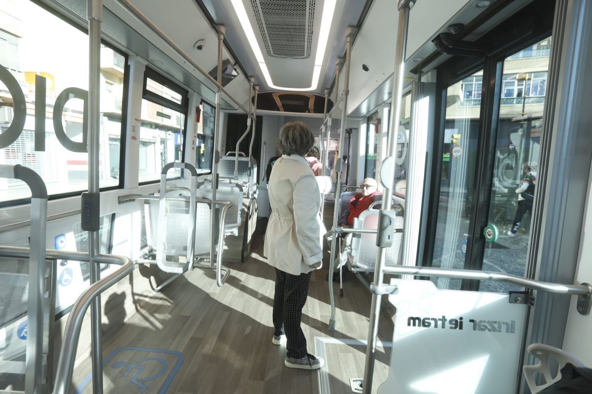 El bus autónomo transporta sus primeros pasajeros en Zaragoza