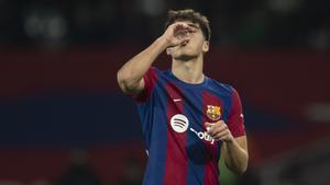 Cubarsí toma unas vitaminas en una pausa durante el partido ante Osasuna.