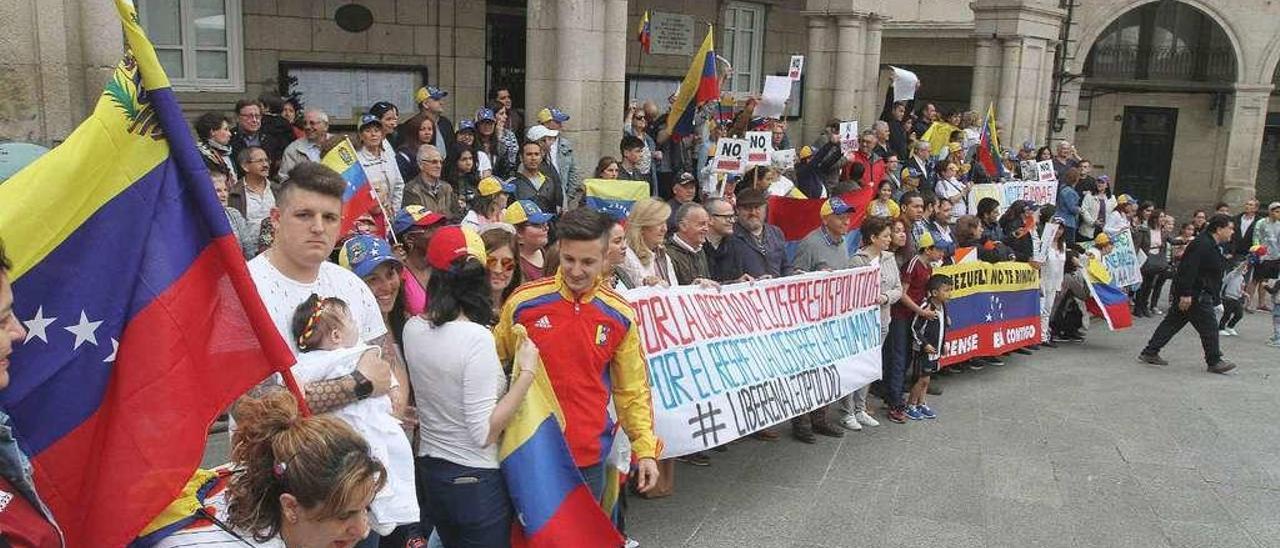 Concentración de la emigración venezolana en la Plaza Mayor de Ourense. // Iñaki Osorio