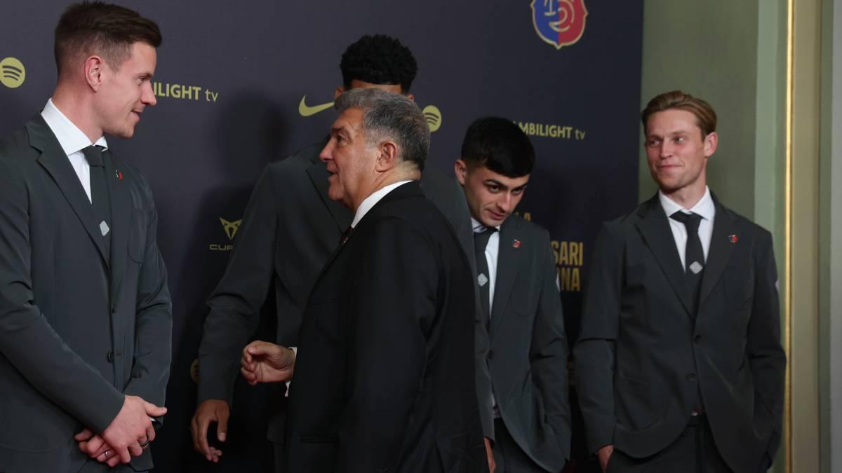 ¡Otro gesto de Hansi Flick que enamora a los culé y se hace viral! Atentos a la reacción de De Jong