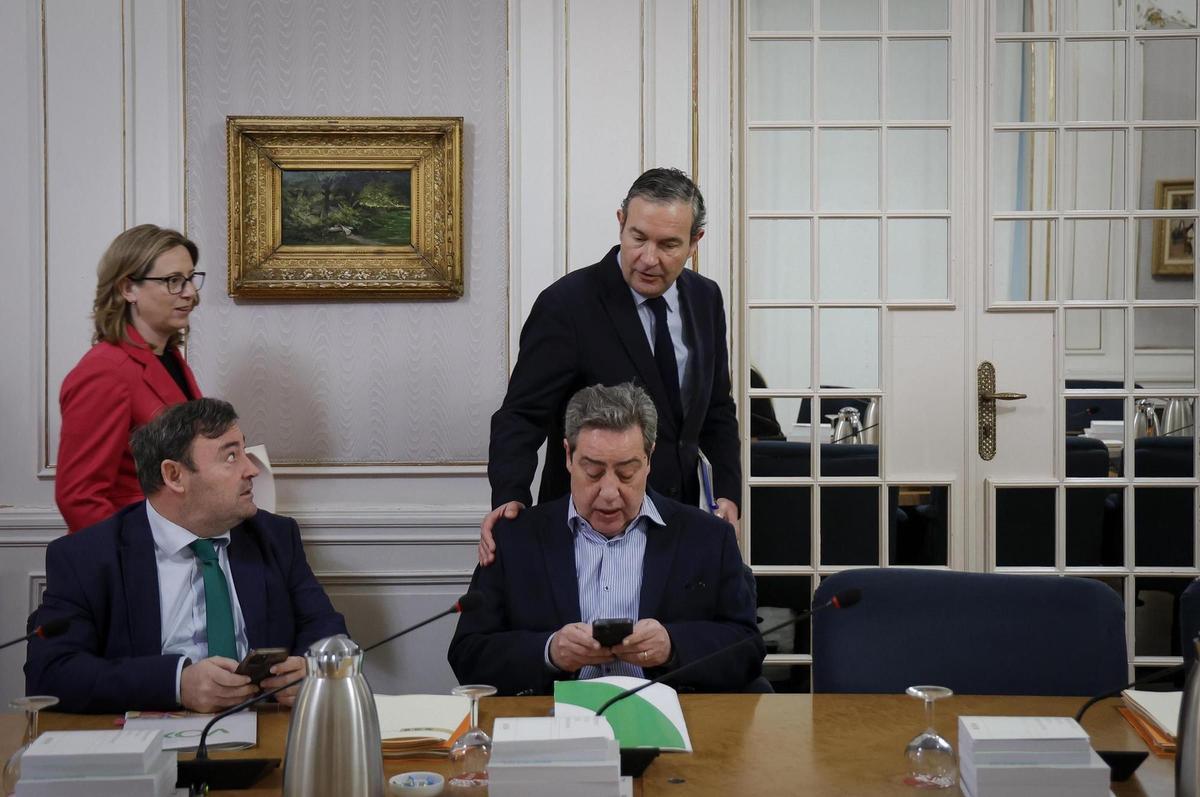 Fernando Pastor, síndic del PP, saluda al portavoz de Vox, José María Llanos, en una junta de en las Corts.