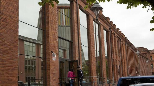 Edificio Los Relojes, en La Felguera, que será ocupado por Duro. | FERNANDO RODRÍGUEZ