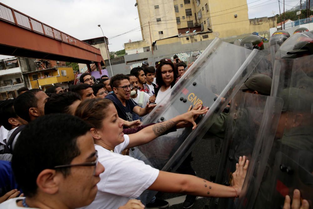 Centenares de personas han salido a las calles para protestar contra las últimas maniobras del régimen de Maduro.