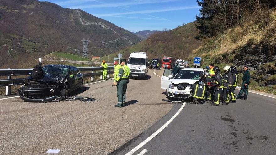 Los dos vehículos accidentados en Pajares.